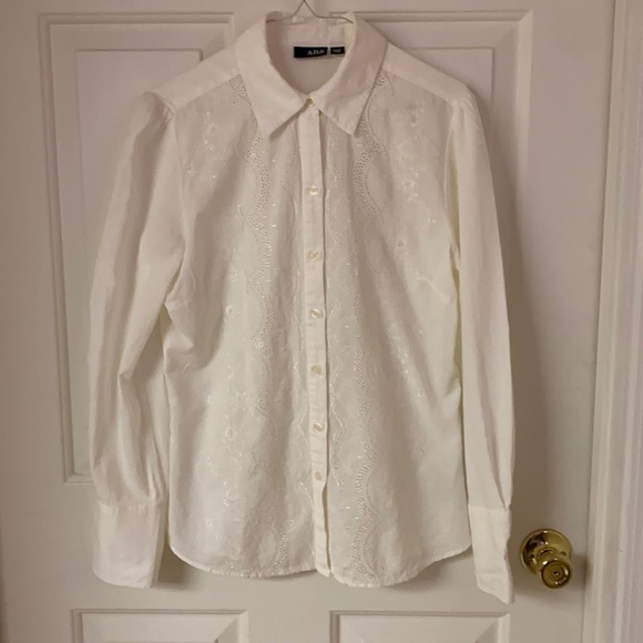 Beautiful Embroidered Eyelet blouse - Picture 4 of 9